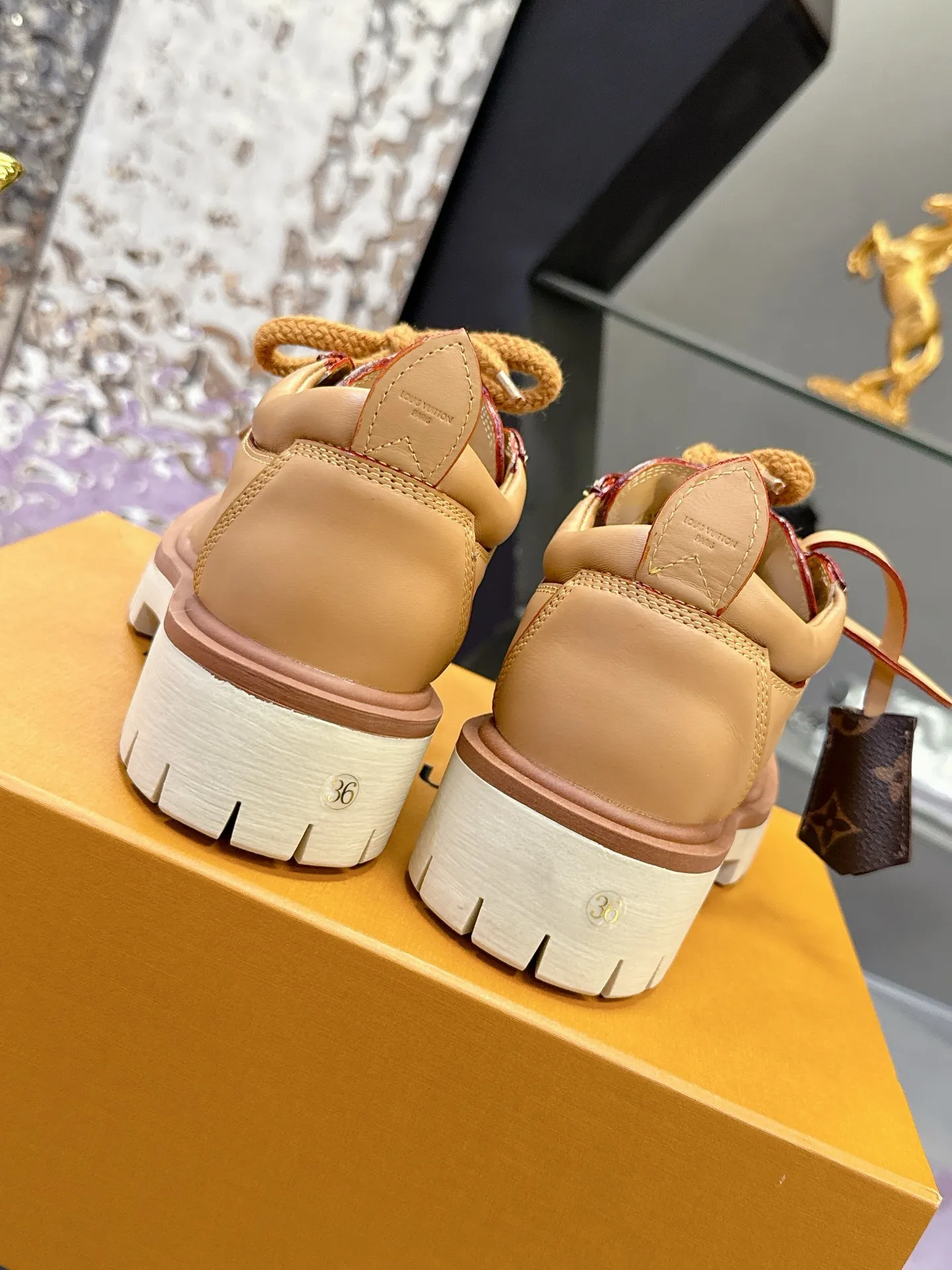 Factory price: 700💰 LV | Louis Vuitton 🧡💚2025 autumn and winter new style, top version ⚠️ The counter features the latest LV REMIX lace-up mountaineering derby shoes, new hard goods 🆕 ❥BS purchasing level! Full of high-end feel! A popular model among bloggers at home and abroad, it’s retro and fashionable, and looks stunning on your feet! Mainly recommended model on the official website★ ▪️Upper: top-quality first-layer cowhide ▪️Inner lining: imported sheepskin ▪️Outsole: original molded T men's shoes 💰U anti-slip outsole ▪️Sole height: 3.5cm ▪️Shoe size: Female 35-41 (41 customized, non-refundable) Male 39-45 (46 customized, non-refundable)